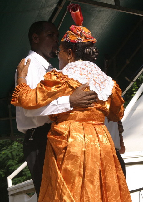 Costumes Croles pour preserver nos traditions sur www.kamaniok.com